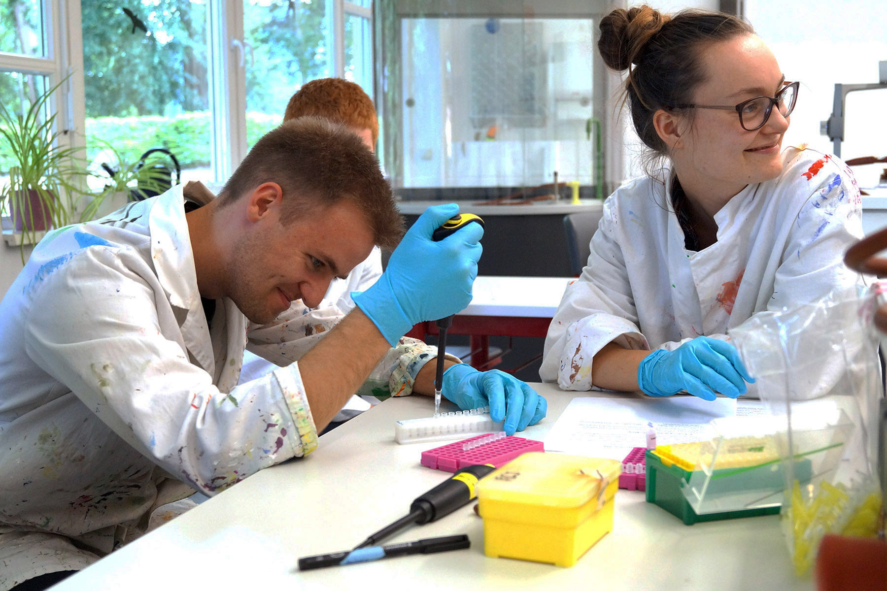 Zwei Jugendliche arbeiten gemeinsam in einem Chemie-Labor.