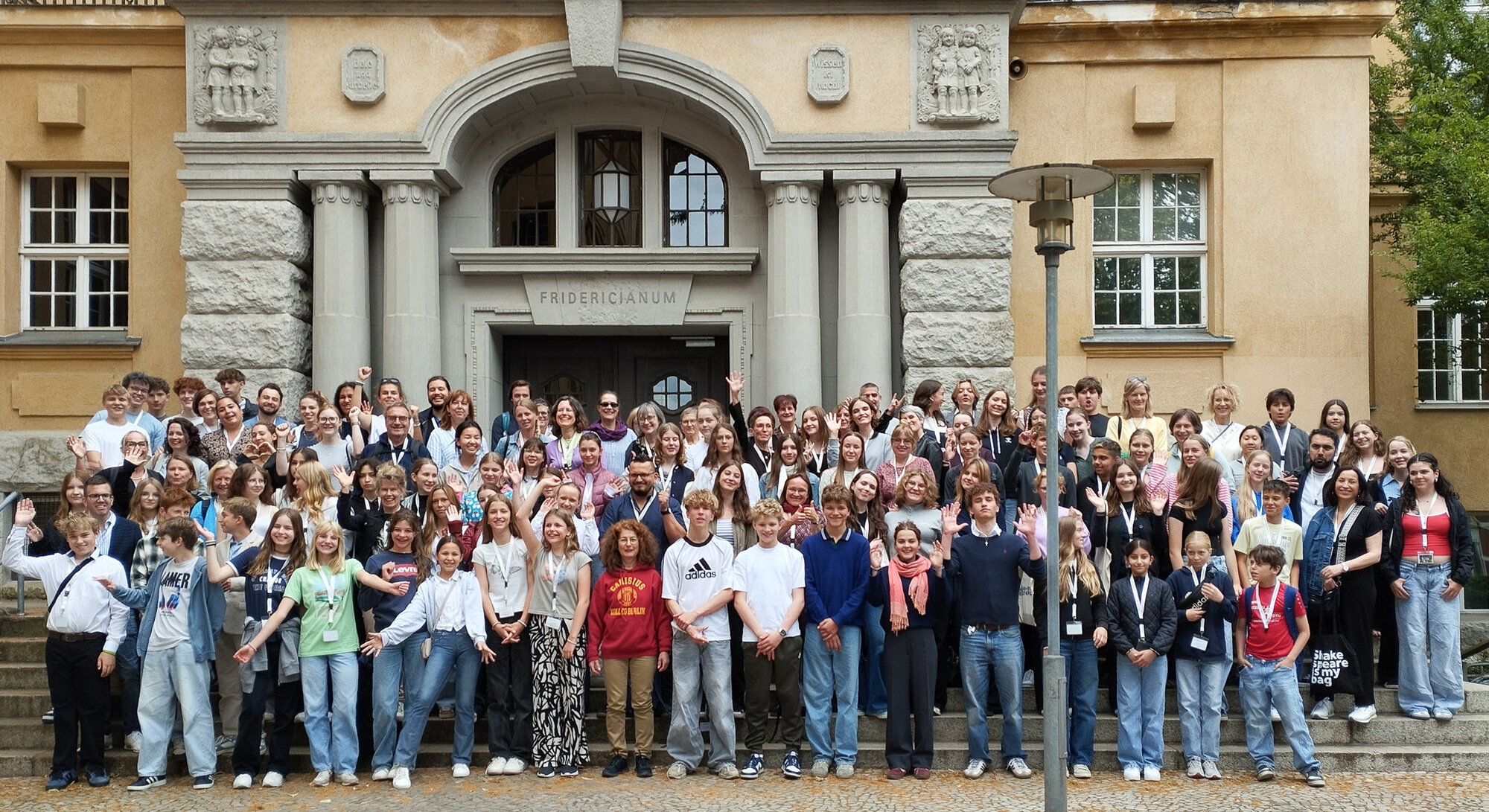 Gruppenfoto mit allen Teilnehmenden des Sprachenfests 2025. 