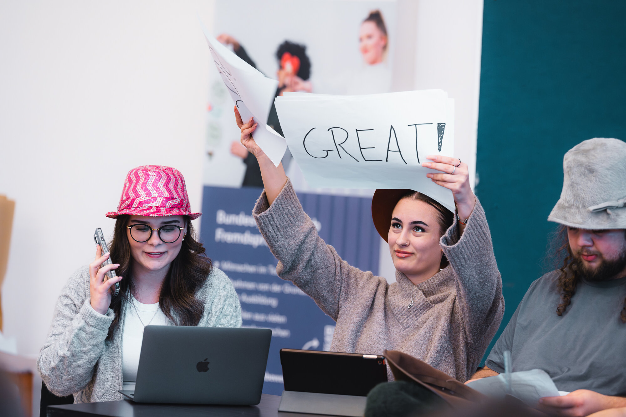 Beim Azubiturnier 2025 hält eine Teilnehmende ein Schild hoch, auf dem "Great!" steht. 