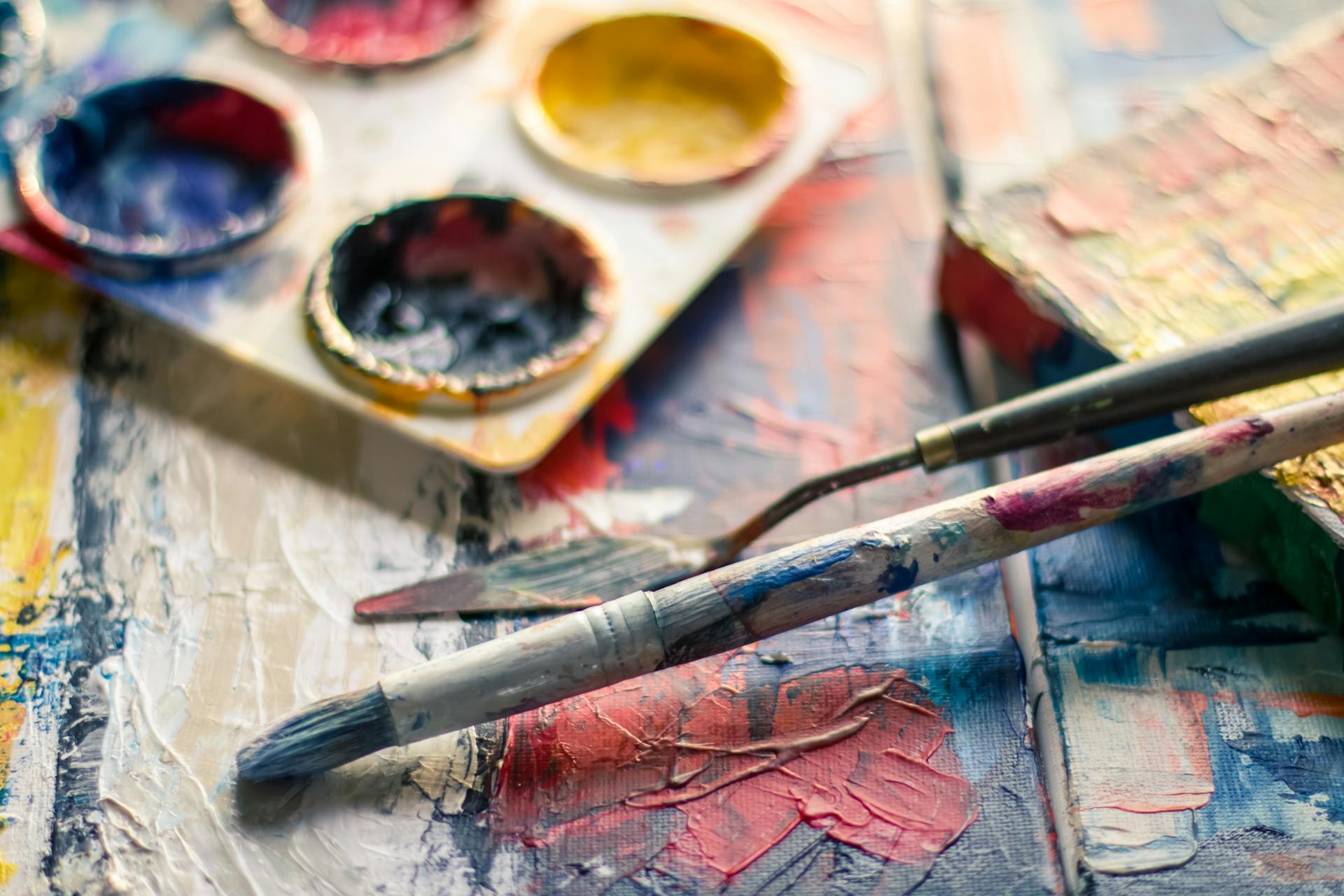 Pinsel und Farbe