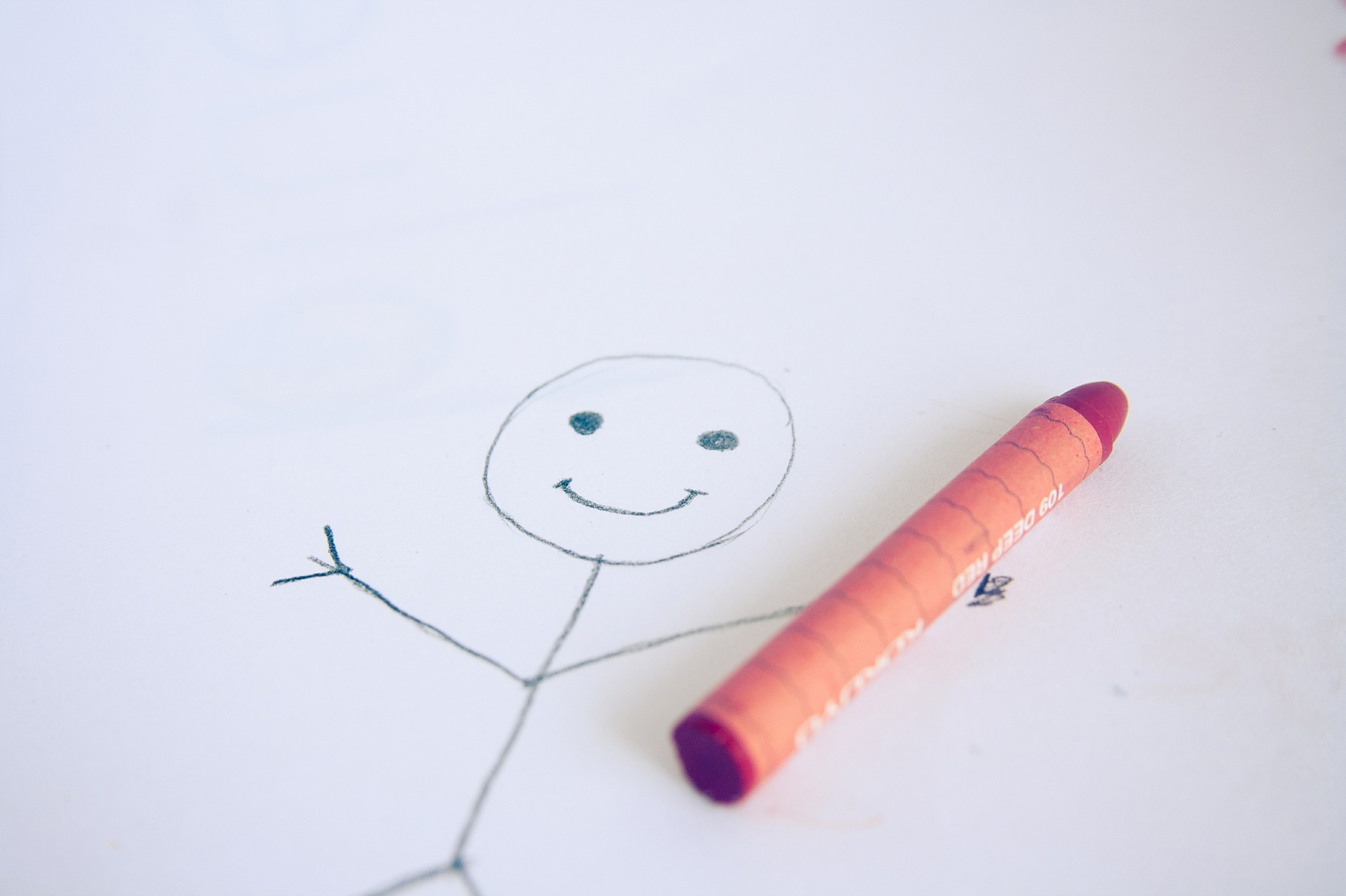 gezeichnetes Strichmännchen und ein Stift