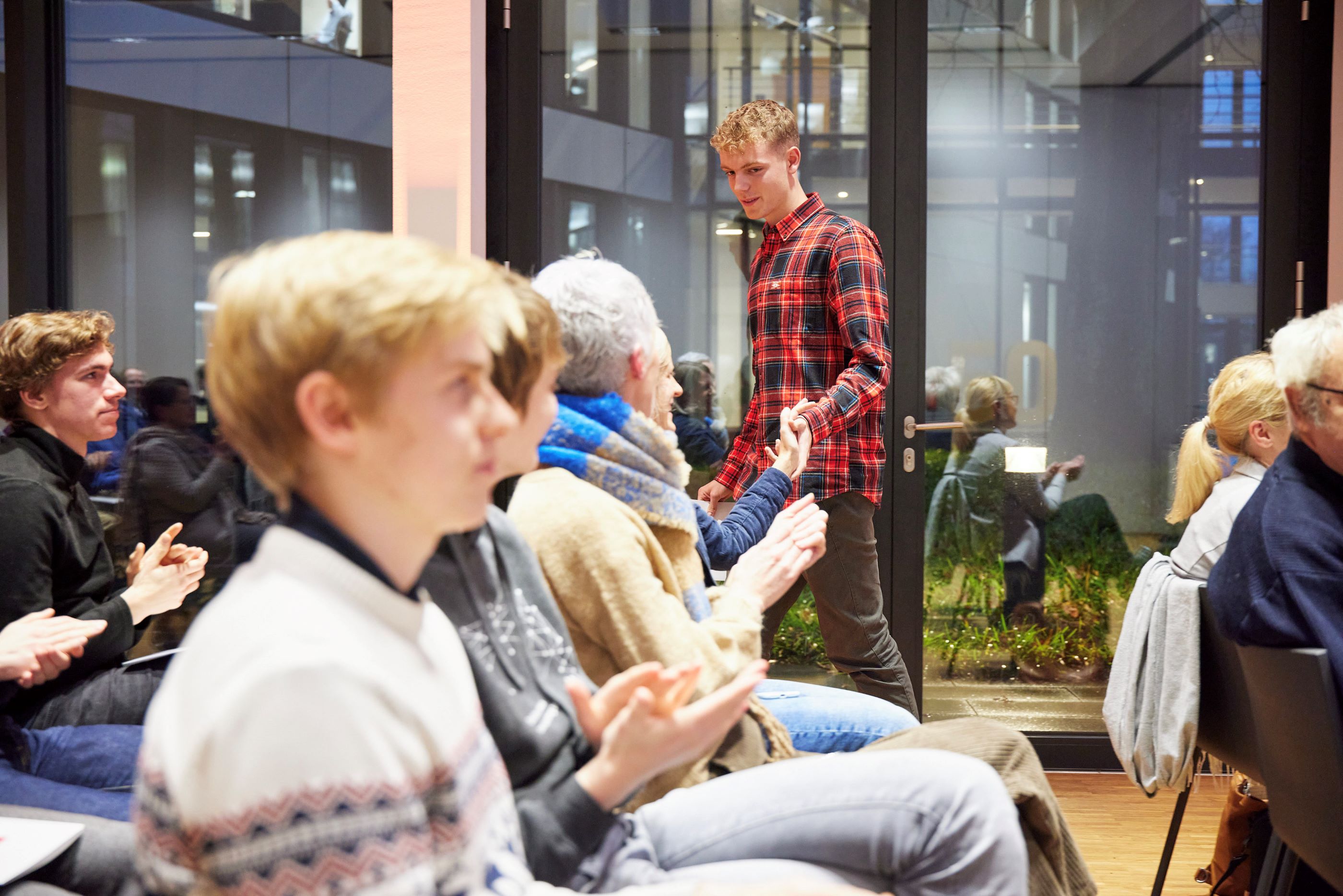 Zwei Preisträger gratulieren einander