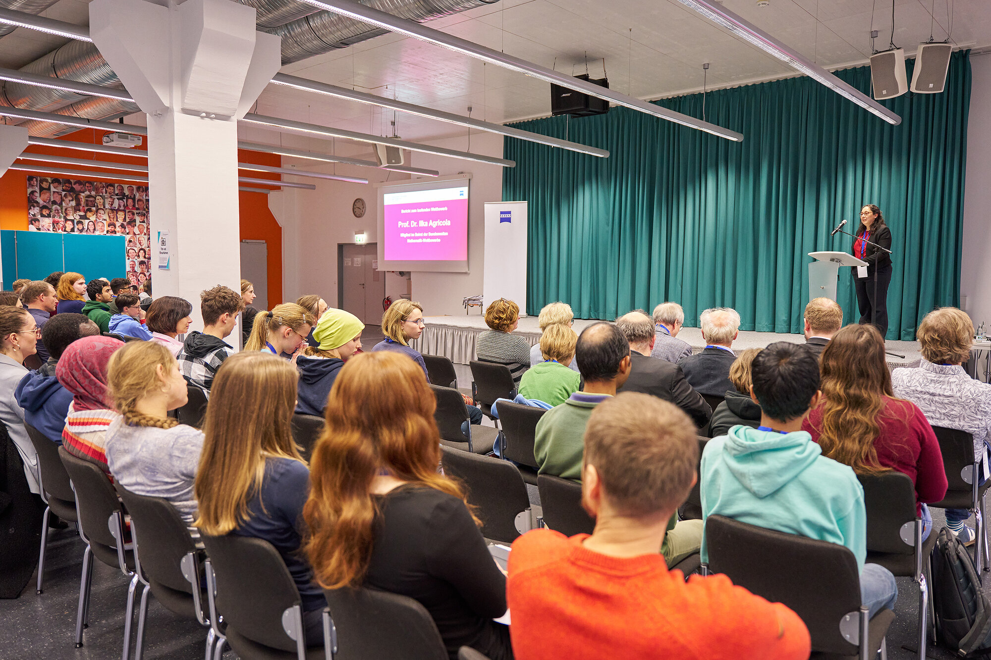 Frau Prof. Dr. Ilka Agricola bei ihrer Rede vor den Preisträgerinnen und Preisträgern