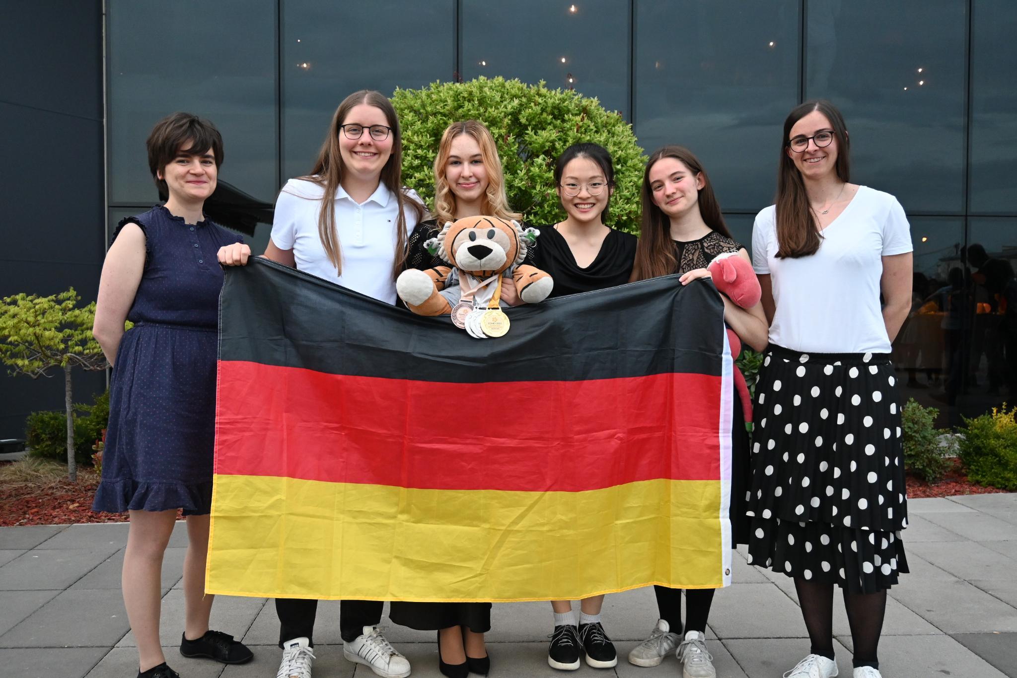 Gruppenbild der EGMO-Teilnehmerinnen mit Deutschlandflagge. 