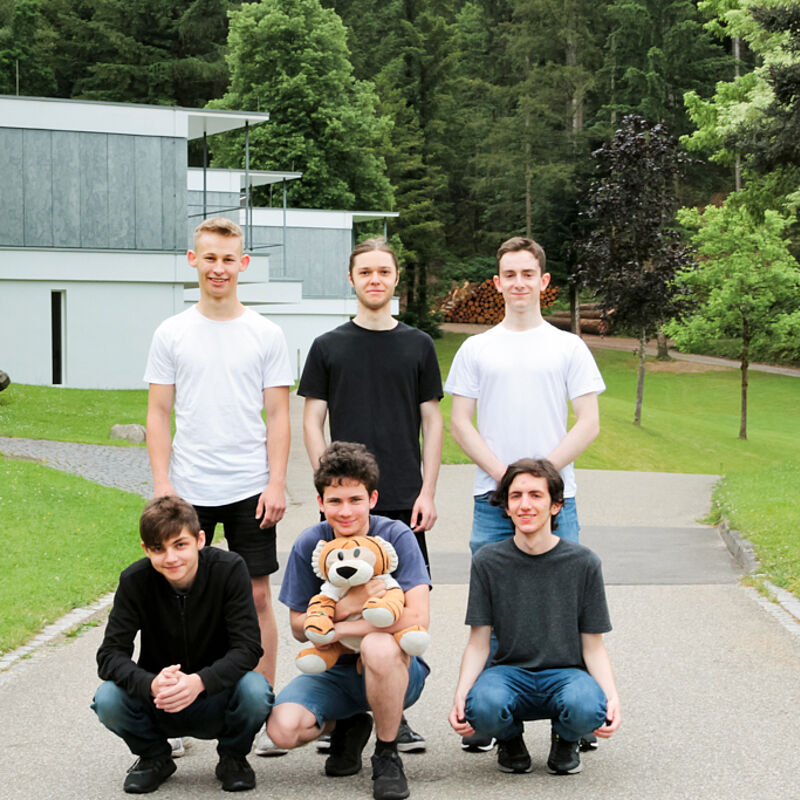 Diese sechs Mathe-Asse vertreten Deutschland bei der IMO in Oslo. Hinten von links: Timo Lörke, Samuel Meyer, Christian Noaghiu. Vorne von links: Juri Kaganskyi, Dimitrii Galatenko, Boldizsár Mann. Foto: Dr. Tatjana Ruf, Mathematisches Forschungsinstitut Oberwolfach