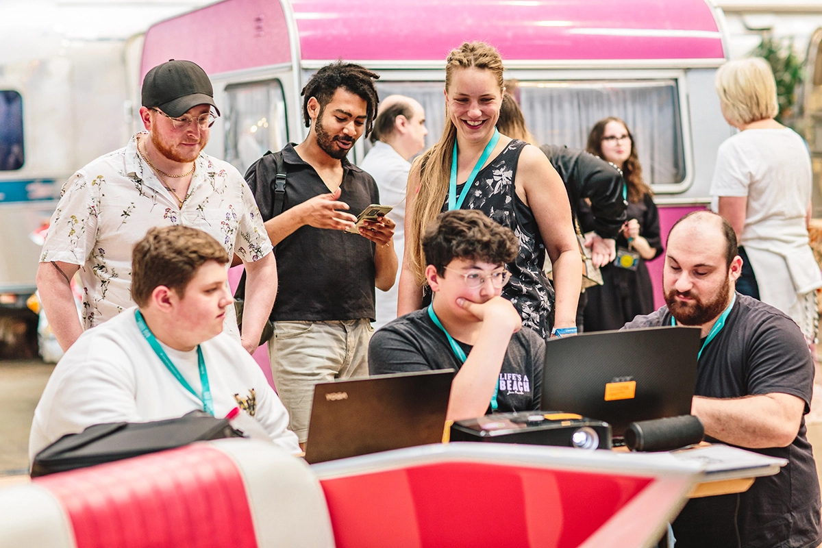 Teilnehmer und Teamende bei der Abschlussveranstaltung von SUPER YOU im Bonner Basecamp. 