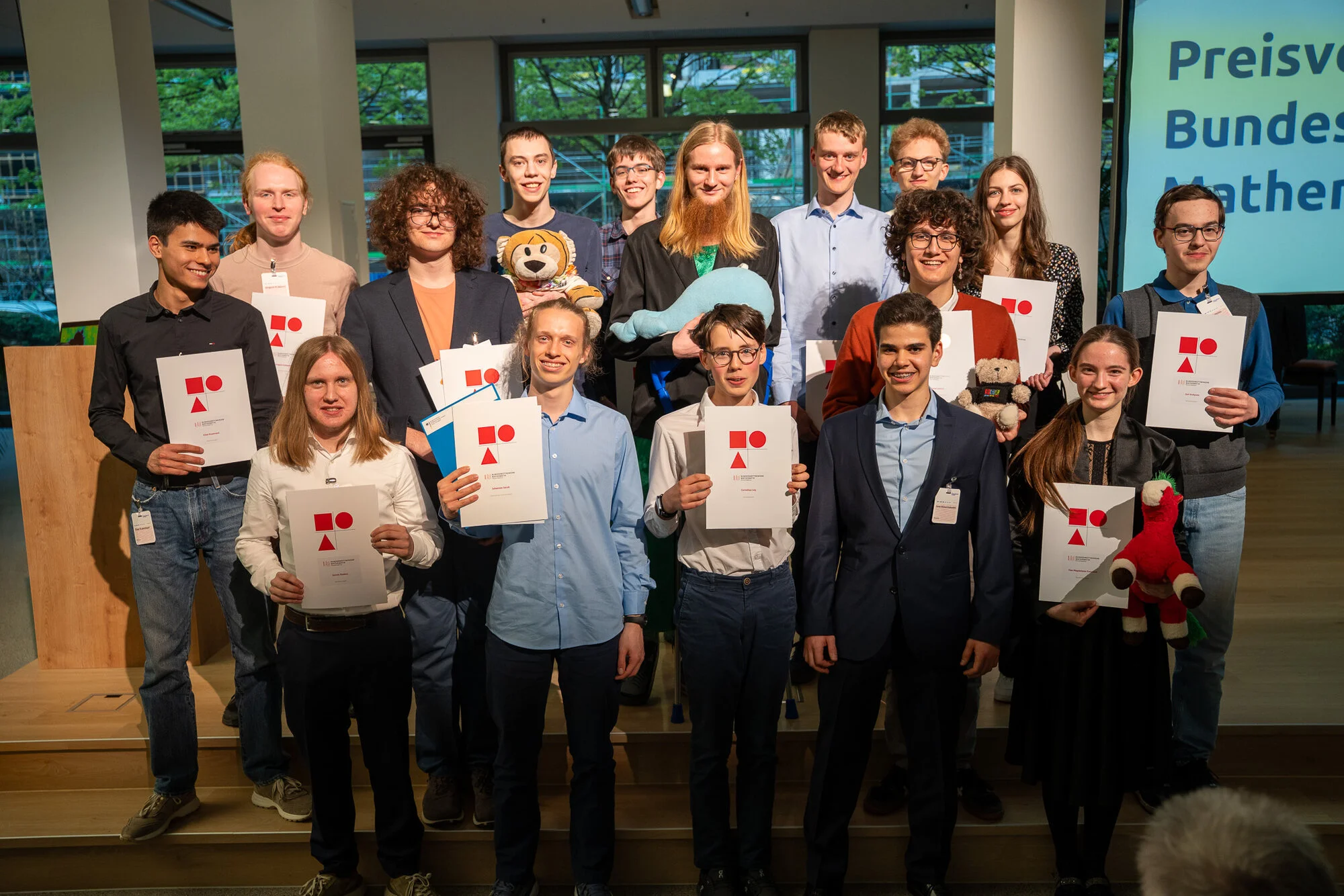 Gruppenfoto Preisträger und Preisträgerinnen mit Urkunden